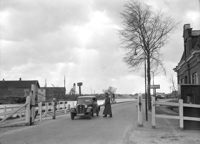 400155 Afbeelding van de tolpoort aan de Utrechtsestraatweg te Vreeswijk, met op de achtergrond het Merwedekanaal en de ...